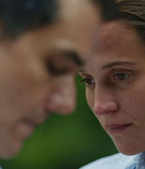 Alicia Vikander and Wagner Moura in THE LAST DAY