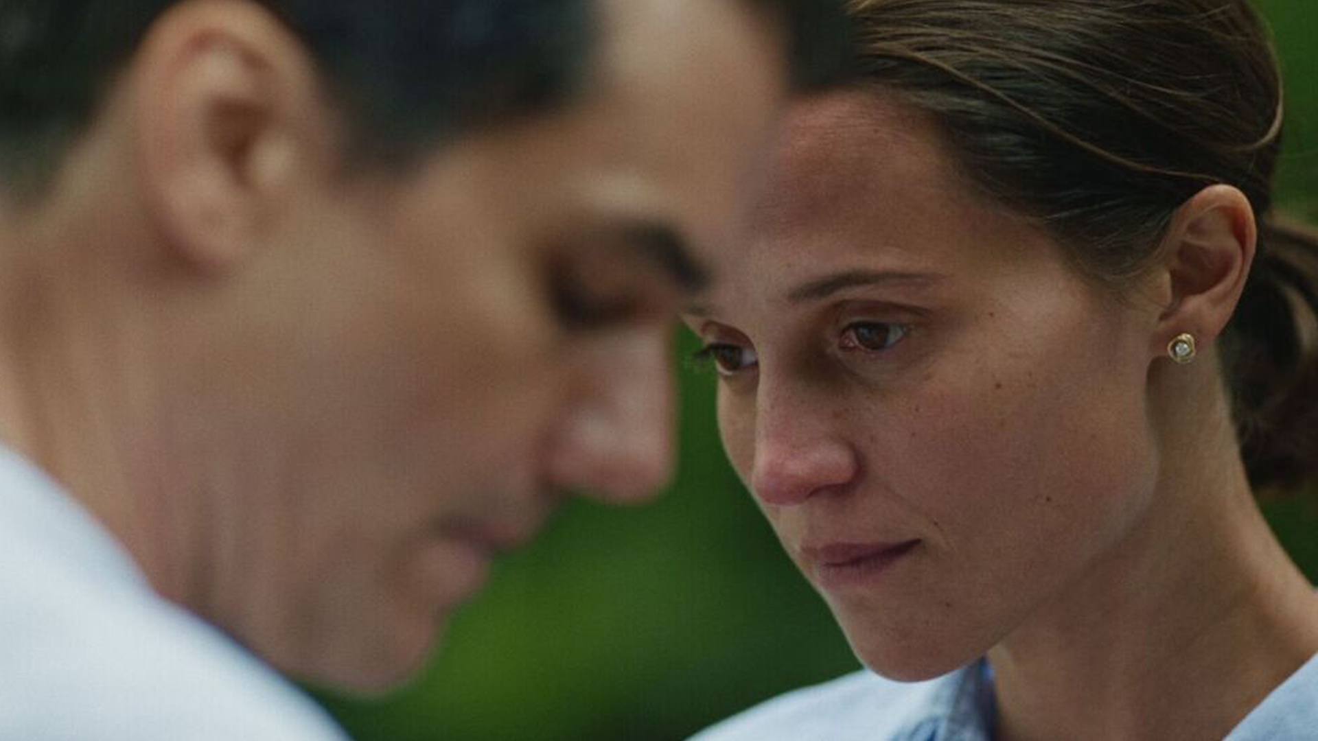 Alicia Vikander and Wagner Moura in THE LAST DAY